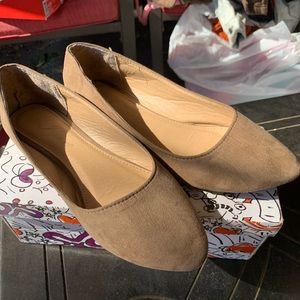 Tan pointed flats